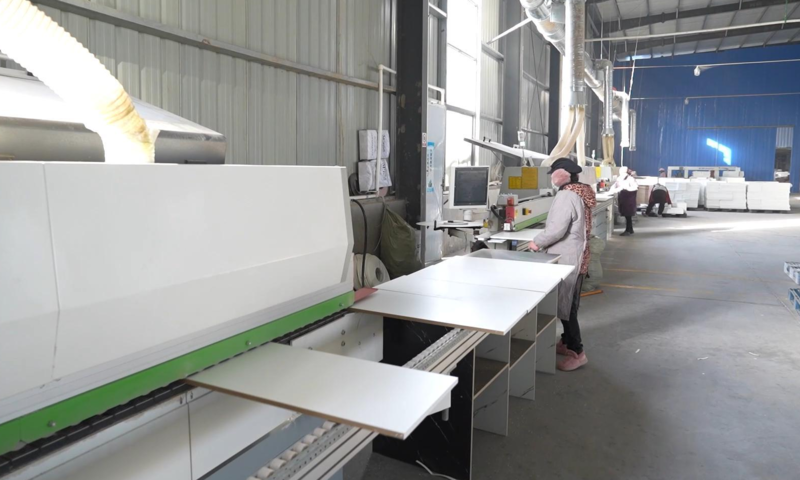 Step-by-step MDF sealing process using primer, putty, and polyurethane for moisture-resistant, smooth furniture finishes.