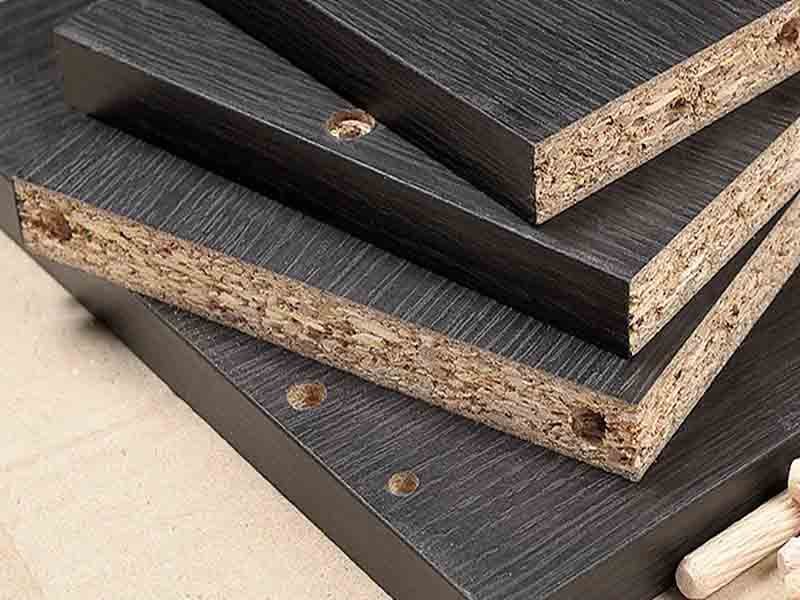 Reinforced chipboard bookshelf after 8 years of use – shows minimal edge wear thanks to proper sealing and weight distribution