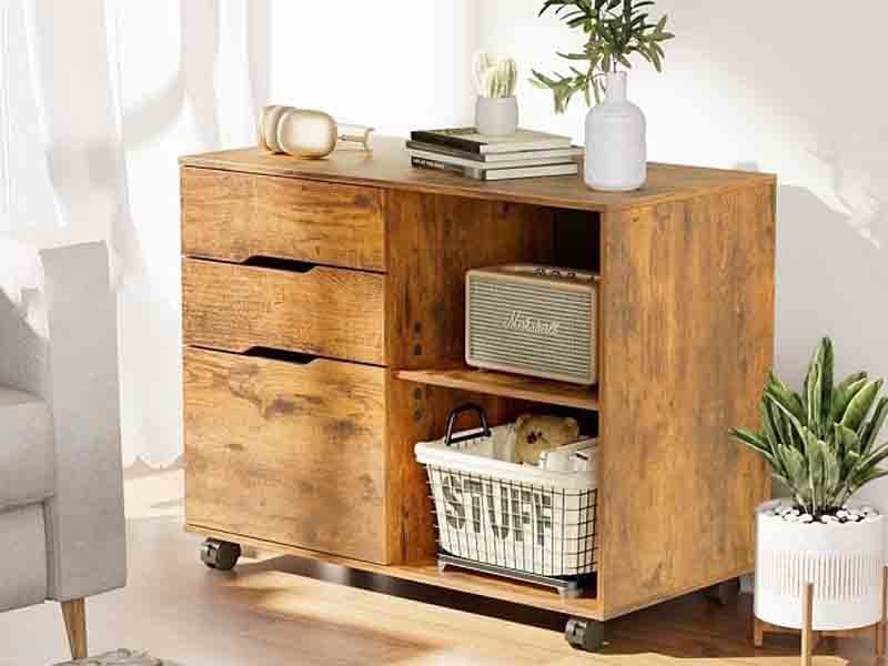 Sleek white matte chipboard media unit with oak-look floating shelves in contemporary living room – minimalist, space-saving storage solution